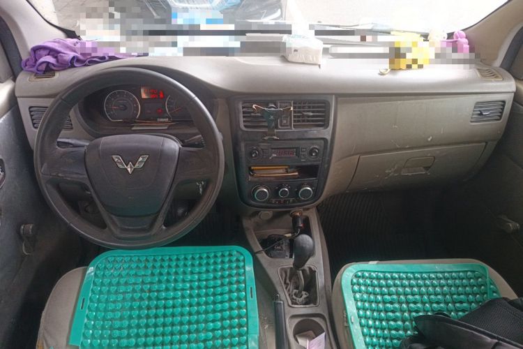 Used Wuling Rongguang V 2016 1.5L Practical Version Center Console