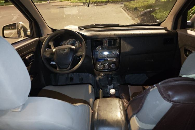 Used Wuling Rongguang V 2016 1.5L Standard Version Center Console