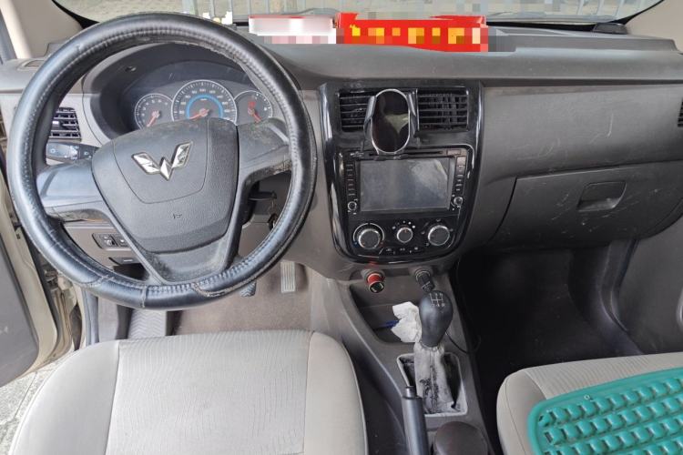 Used Wuling Rongguang V 2016 1.5L Standard Version Center Console