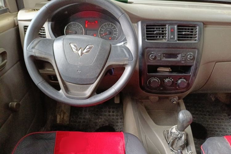 Used Wuling Rongguang V 2016 1.5L Practical Version Center Console