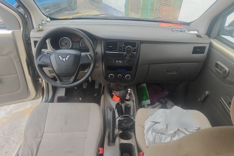 Used Wuling Rongguang V 2016 1.5L Practical Version Non-Power-Assisted Center Console