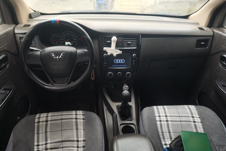 Used Wuling Rongguang V 2016 1.5L Standard Version Center Console