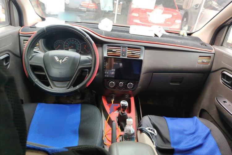 Used Wuling Rongguang V 2016 1.5L Standard Version Center Console