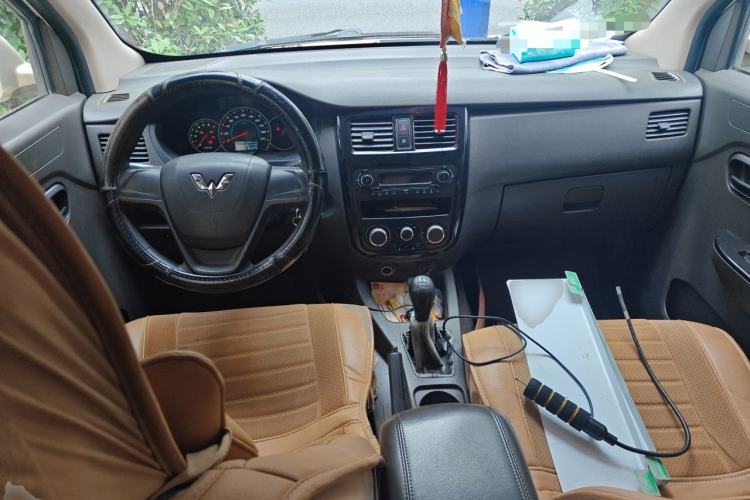 Used Wuling Rongguang V 2016 1.5L Standard Version Center Console