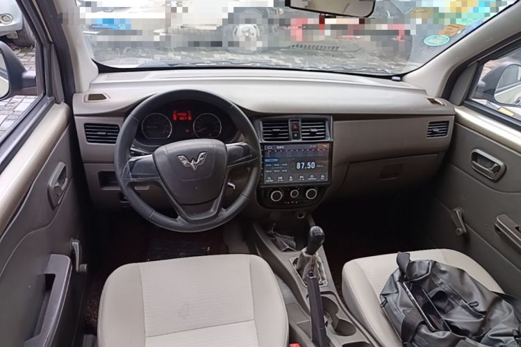 Used Wuling Rongguang V 2016 1.5L Practical Version Center Console