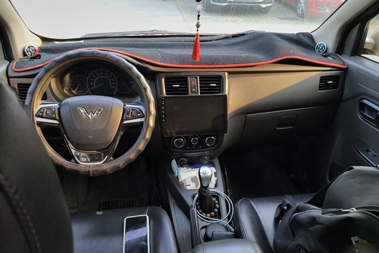 Used Wuling Rongguang V 2016 1.5L Standard Version Center Console