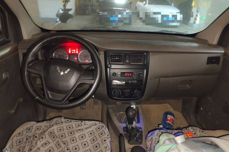 Used Wuling Rongguang V 2016 1.5L Practical Version Non-Power-Assisted Center Console