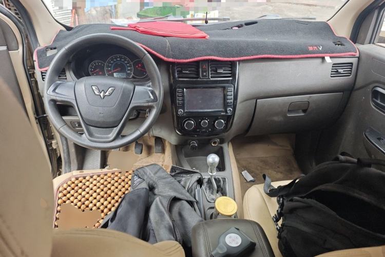 Used Wuling Rongguang V 2016 1.5L Standard Version Center Console