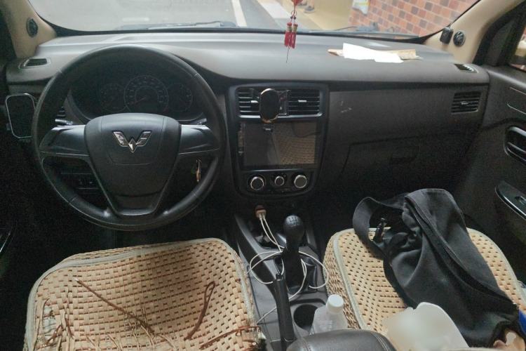 Used Wuling Rongguang V 2016 1.5L Standard Version Center Console