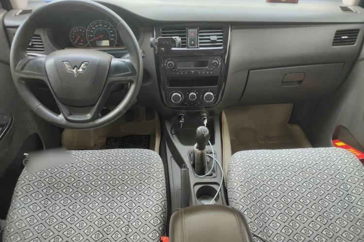 Used Wuling Rongguang V 2016 1.5L Standard Version Center Console