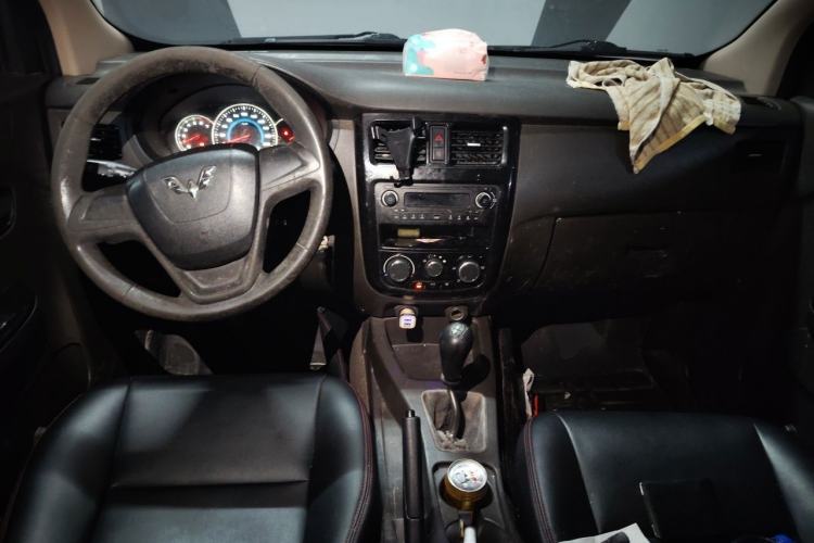 Used Wuling Rongguang V 2016 1.5L Standard Version Center Console