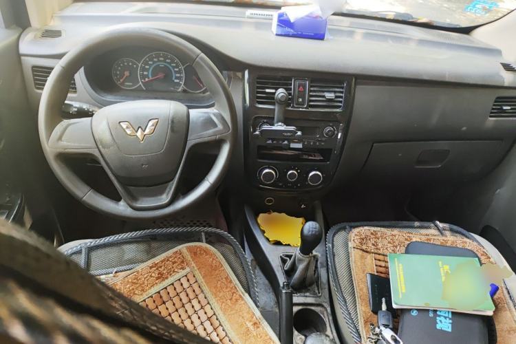 Used Wuling Rongguang V 2016 1.5L Practical Version Non-Power-Assisted Center Console