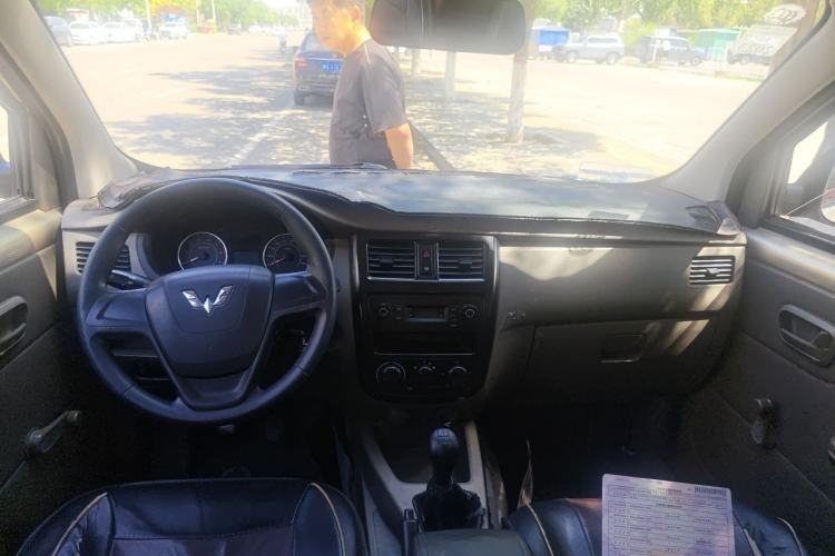 Used Wuling Rongguang V 2016 1.2L Practical Model Non-Power-Assisted Center Console