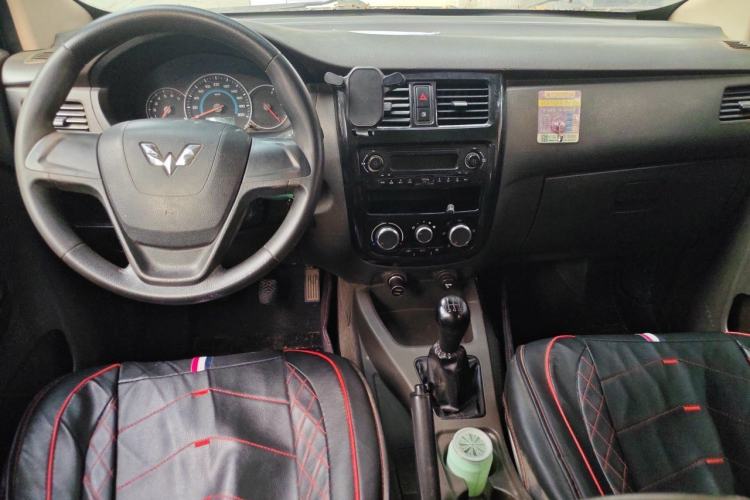 Used Wuling Rongguang V 2016 1.5L Standard Version Center Console