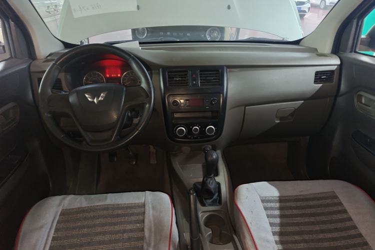 Used Wuling Rongguang V 2016 1.5L Practical Version Center Console