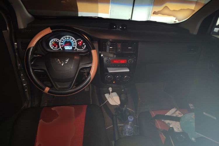 Used Wuling Rongguang V 2016 1.5L Standard Version Center Console