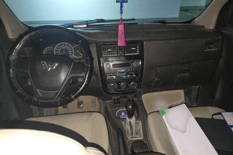Used Wuling Rongguang V 2016 1.5L Standard Version Center Console