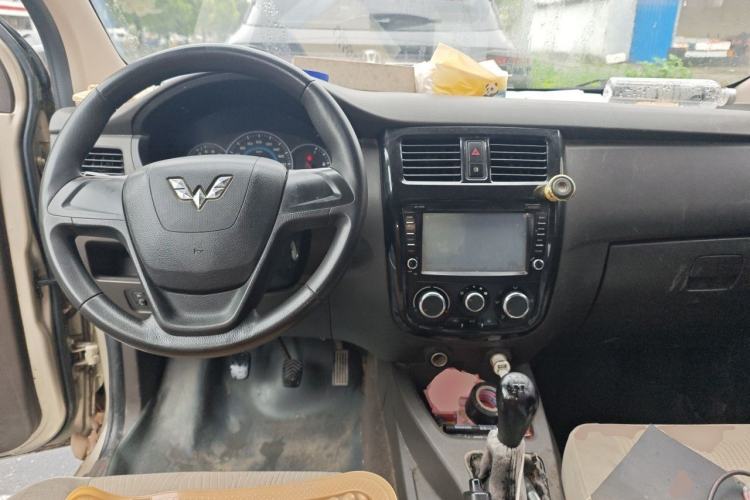 Used Wuling Rongguang V 2016 1.5L Standard Version Center Console