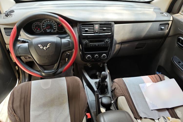 Used Wuling Rongguang V 2016 1.5L Standard Version Center Console