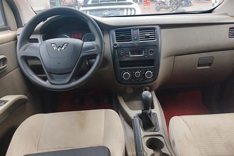 Used Wuling Rongguang V 2016 1.5L Practical Version Center Console