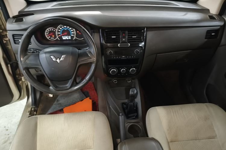 Used Wuling Rongguang V 2016 1.5L Standard Version Center Console