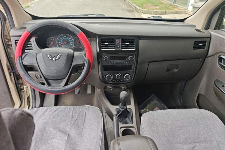 Used Wuling Rongguang V 2016 1.2L Standard Version Center Console