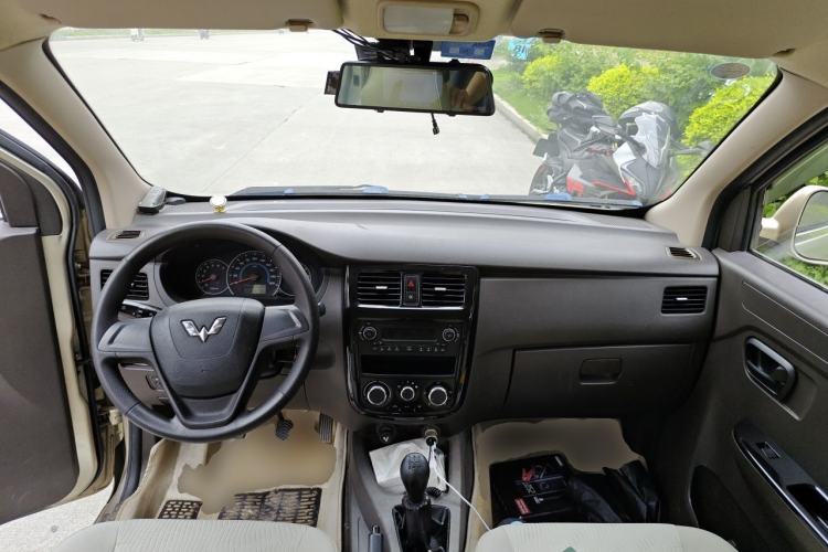 Used Wuling Rongguang V 2016 1.5L Standard Version Center Console