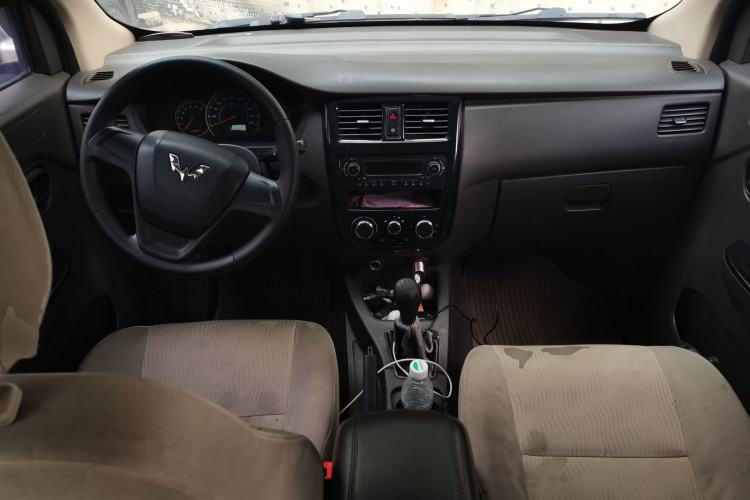 Used Wuling Rongguang V 2016 1.5L Standard Version Center Console