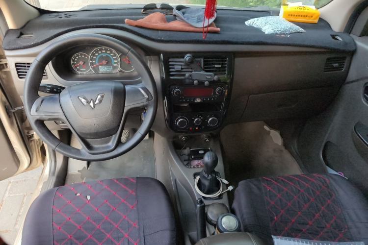 Used Wuling Rongguang V 2016 1.5L Standard Version Center Console