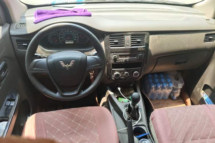 Used Wuling Rongguang V 2016 1.5L Standard Version Center Console