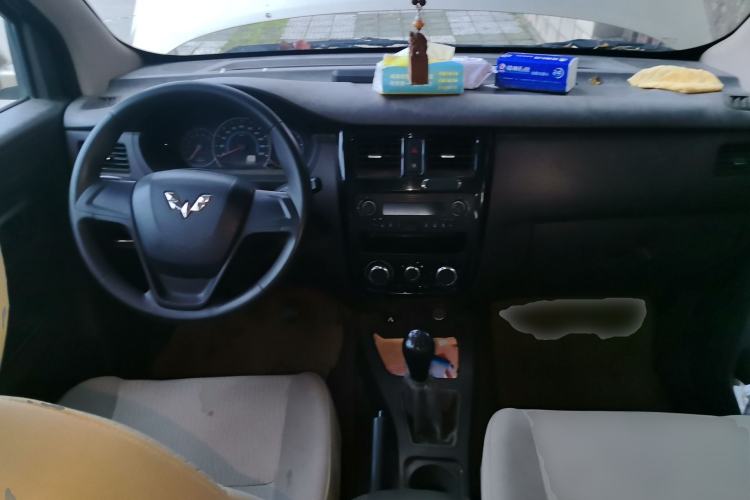 Used Wuling Rongguang V 2016 1.5L Standard Version Center Console