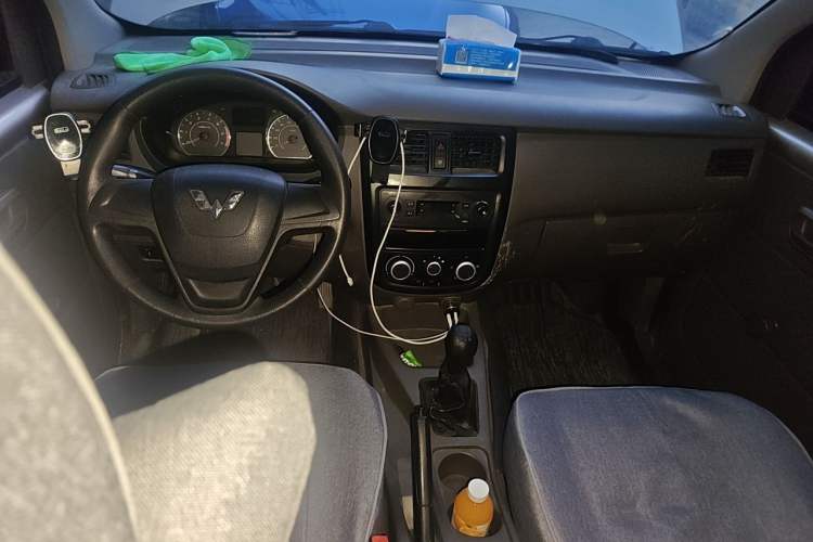 Used Wuling Rongguang V 2016 1.2L Practical Model Non-Power-Assisted Center Console