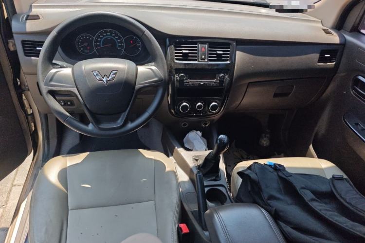 Used Wuling Rongguang V 2016 1.5L Standard Version Center Console