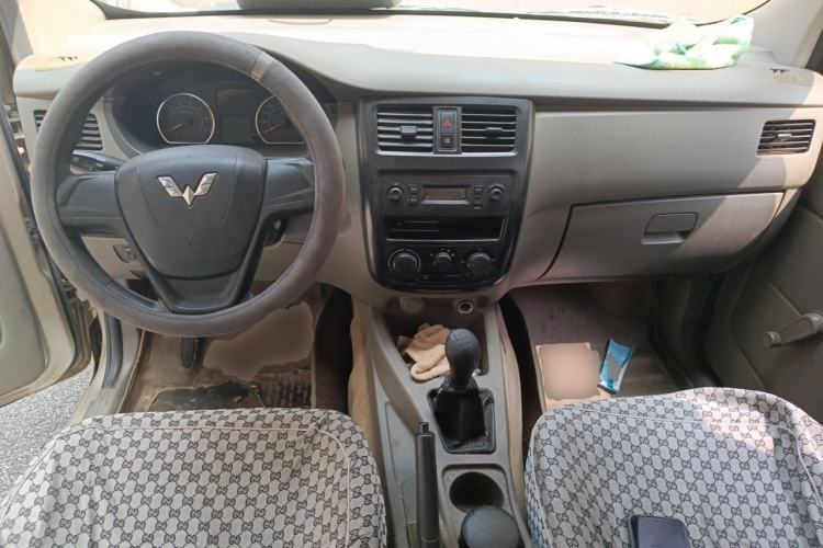 Used Wuling Rongguang V 2016 1.2L Practical Version Center Console