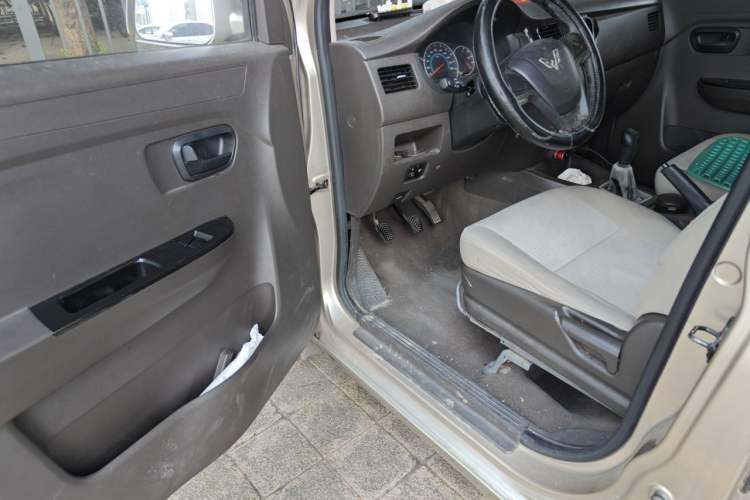 Used Wuling Rongguang V 2016 1.5L Standard Version Driver Seat