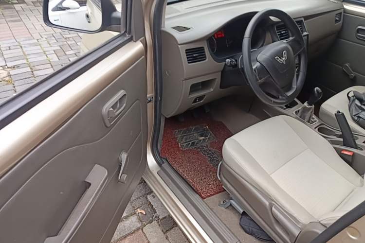 Used Wuling Rongguang V 2016 1.5L Practical Version Driver Seat