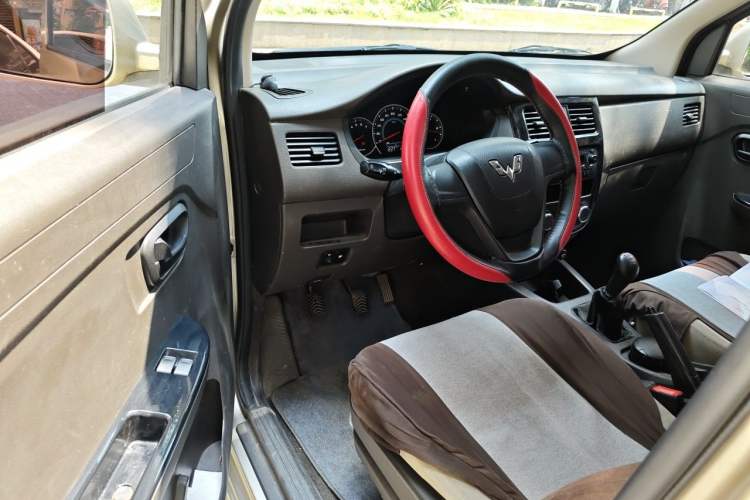 Used Wuling Rongguang V 2016 1.5L Standard Version Driver Seat