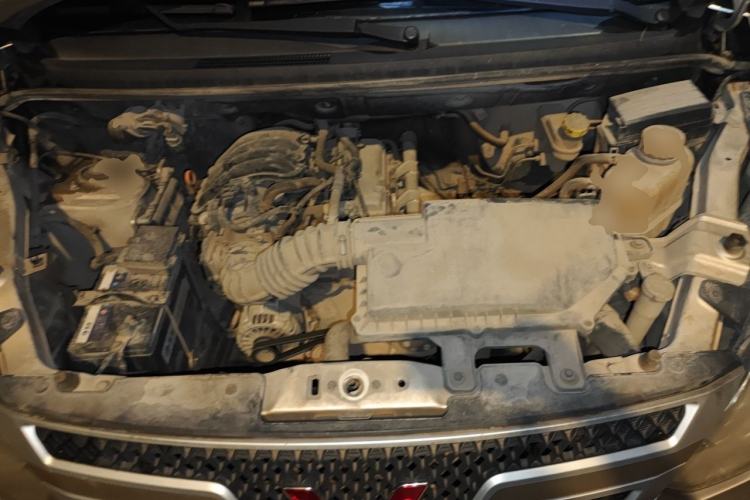 Used Wuling Rongguang V 2016 1.2L Practical Version Engine Bay