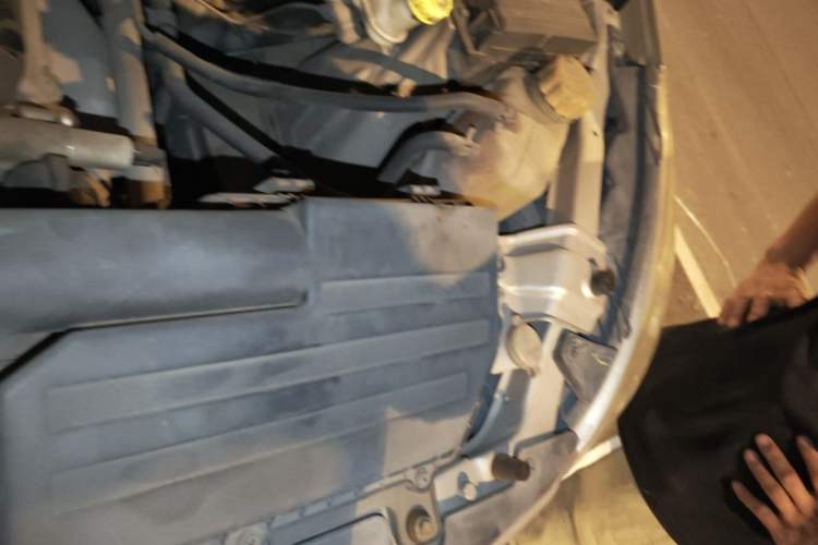 Used Wuling Rongguang V 2016 1.5L Standard Version Engine Bay Left