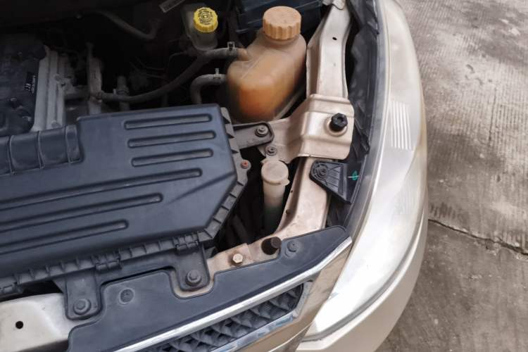 Used Wuling Rongguang V 2016 1.5L Standard Version Engine Bay Left