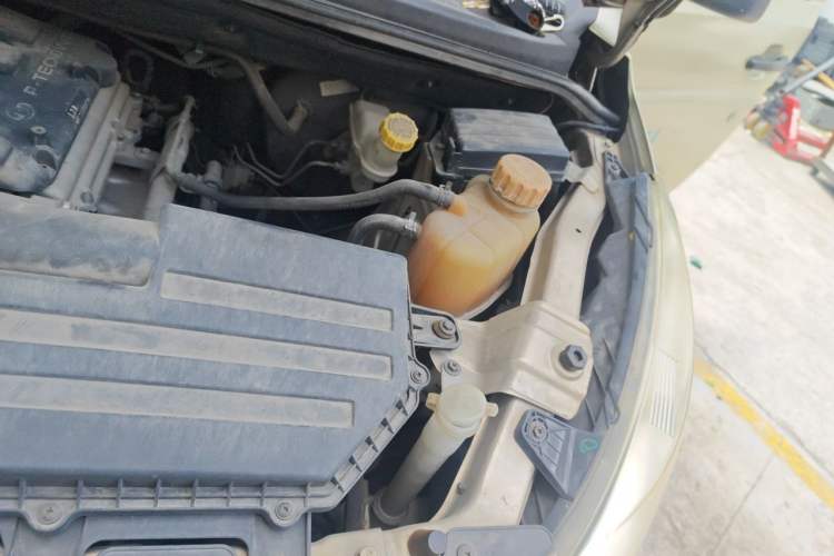 Used Wuling Rongguang V 2016 1.5L Practical Version Non-Power-Assisted Engine Bay Left