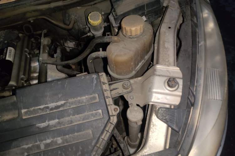Used Wuling Rongguang V 2016 1.5L Standard Version Engine Bay Left