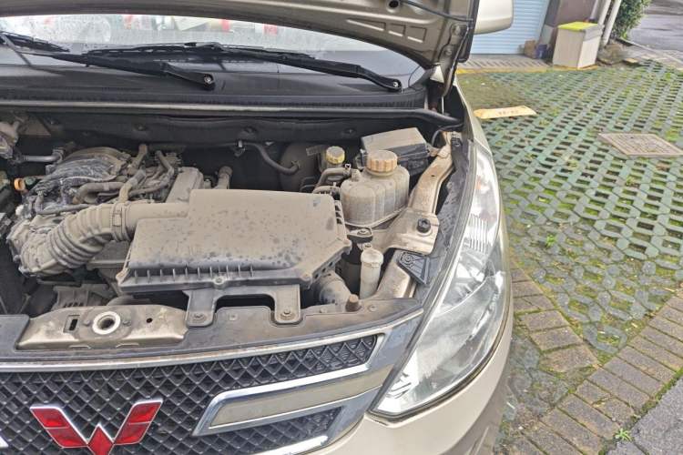 Used Wuling Rongguang V 2016 1.2L Standard Version Engine Bay Left