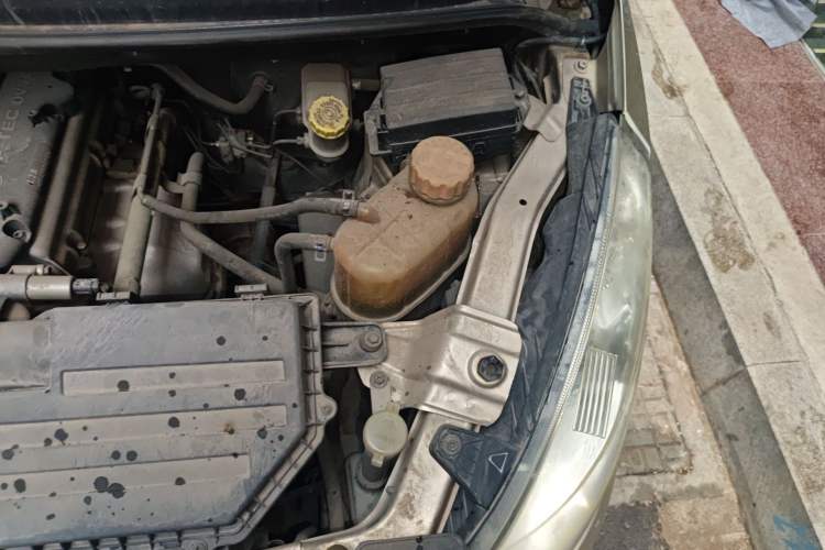 Used Wuling Rongguang V 2016 1.5L Practical Version Engine Bay Left