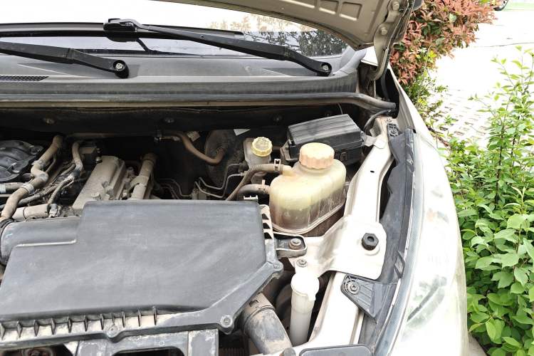 Used Wuling Rongguang V 2016 1.2L Practical Version Engine Bay Left