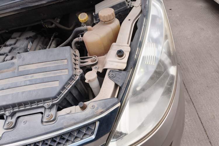 Used Wuling Rongguang V 2016 1.5L Standard Version Engine Bay Left
