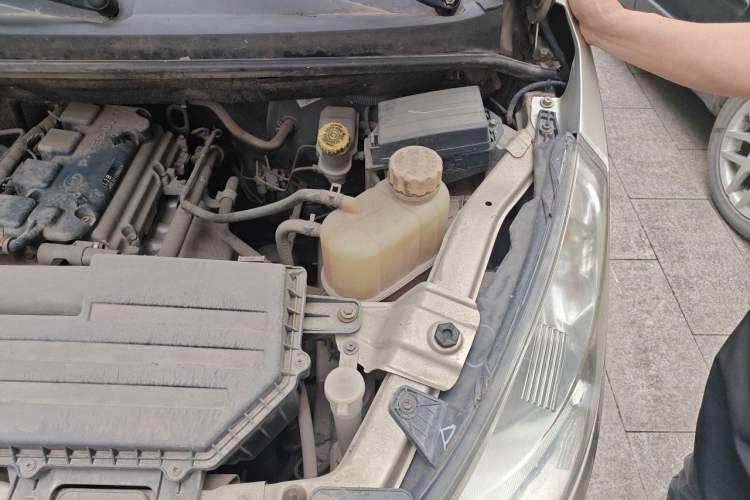 Used Wuling Rongguang V 2016 1.5L Standard Version Engine Bay Left