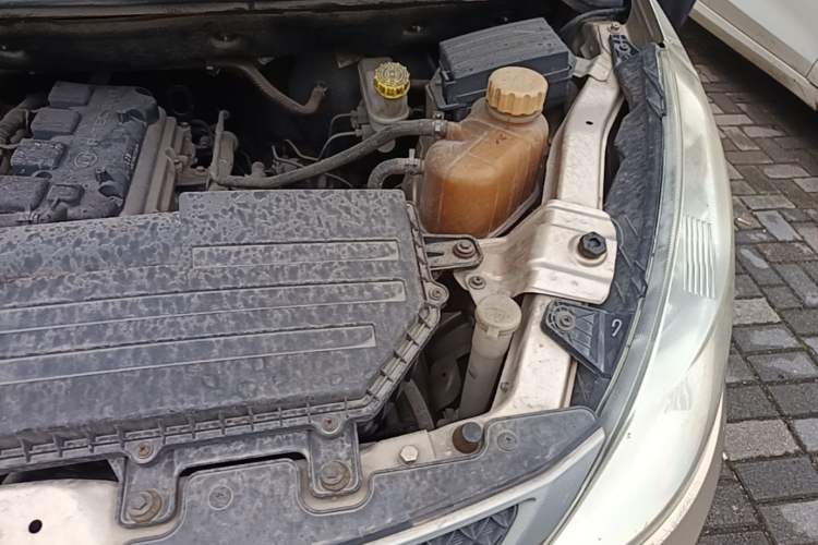 Used Wuling Rongguang V 2016 1.5L Practical Version Engine Bay Left