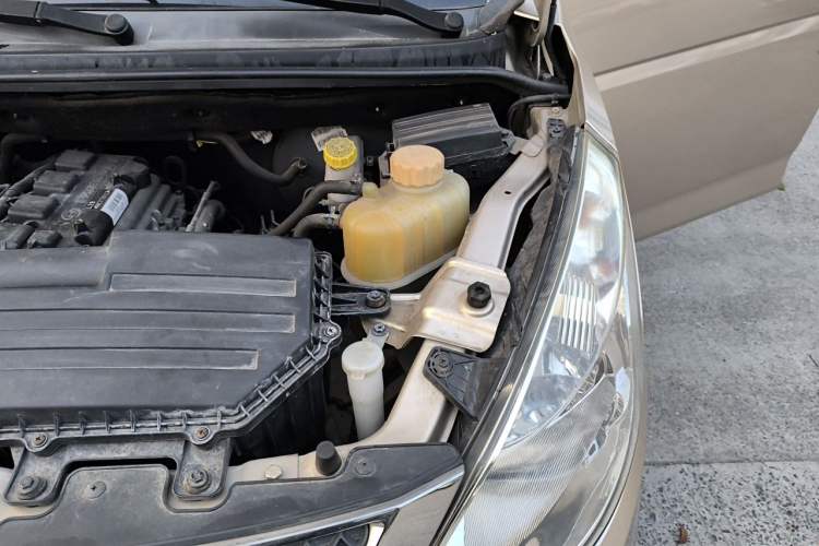 Used Wuling Rongguang V 2016 1.5L Standard Version Engine Bay Left