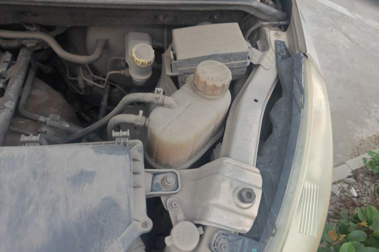 Used Wuling Rongguang V 2016 1.2L Practical Model Non-Power-Assisted Engine Bay Left
